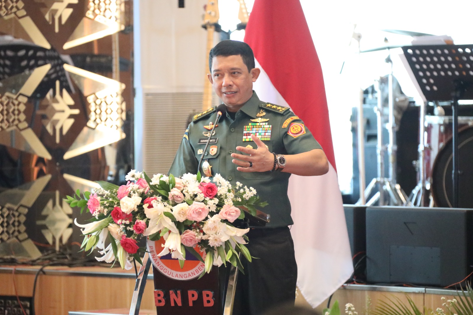 Kepala BNPB Letjen TNI Suharyanto selaku Penasehat Dharma Wanita Persatuan (DWP) BNPB saat memberikan arahan pada Hari Ulang Tahun DWP BNPB ke 10 di Aula Sutopo Purwo Nugroho, Graha BNPB, Jakarta pada Senin (18/9).